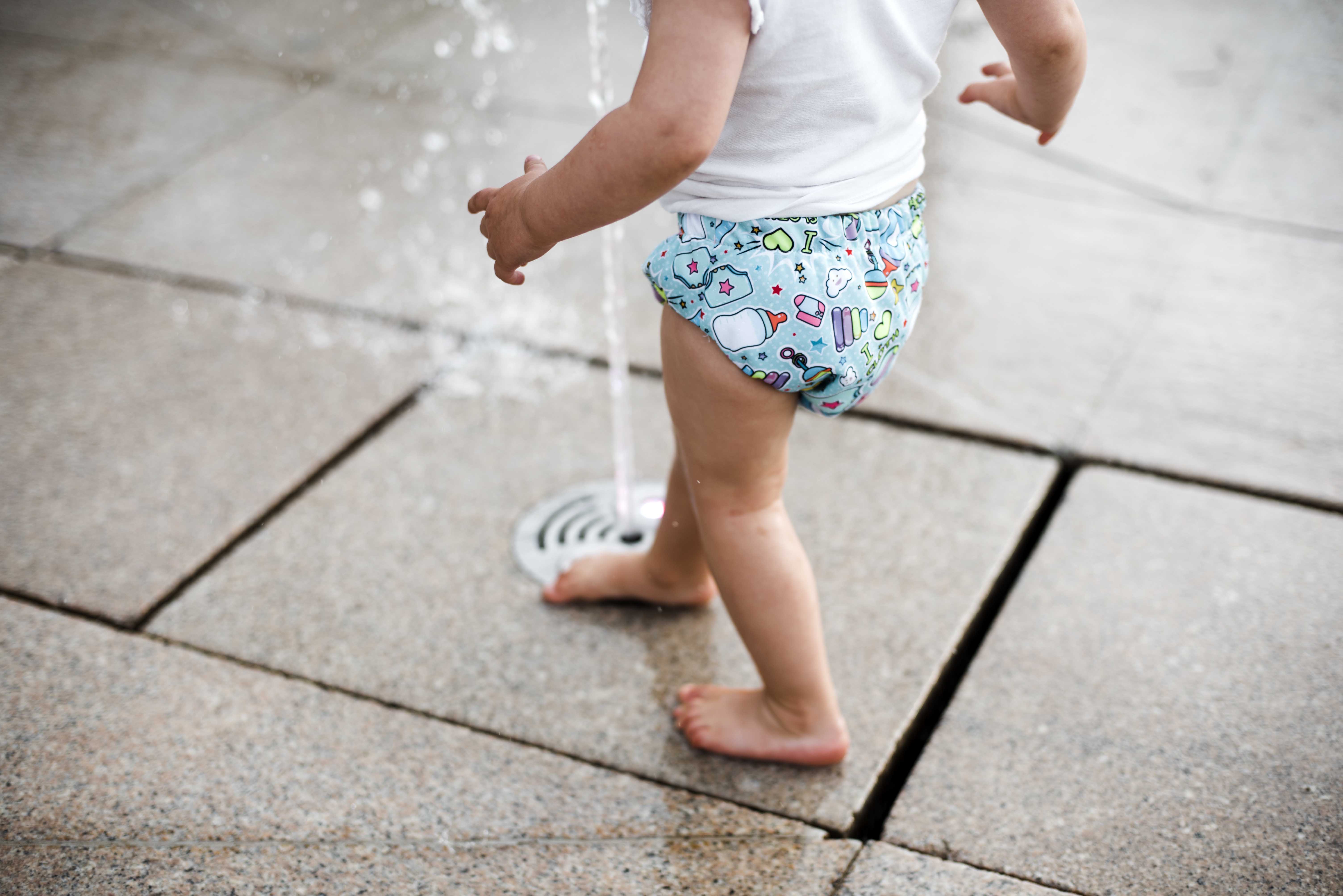 Baby mit Schwimmwindel Pupus
