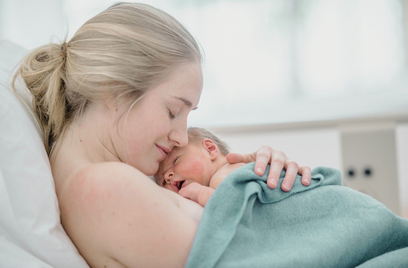 Was bedeutet das Känguruhen eines Babys und welche Vorteile hat es? Wie känguruht man ein Neugeborenes richtig?