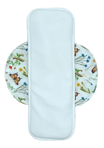 Wiederverwendbare hygienische Saugeinlage für Frauen – Im Gras