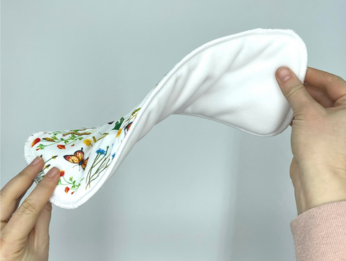 Saugeinlage für Frauen bei Harninkontinenz - Im Gras